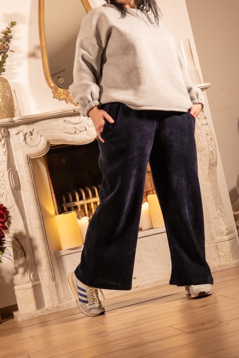 She & Me Dolci Giorni Vivia broek navy velvetlook met steekzakken en koord – Cosy & Chill collectie – damesmode Duffel