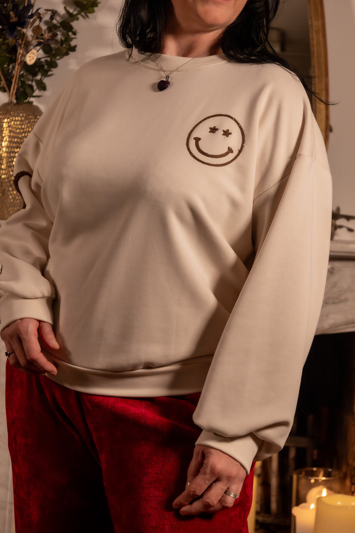 She & Me Dolci Giorni Sorriso beige sweater met geborduurde smiley – Cosy & Chill collectie – damesmode Duffel