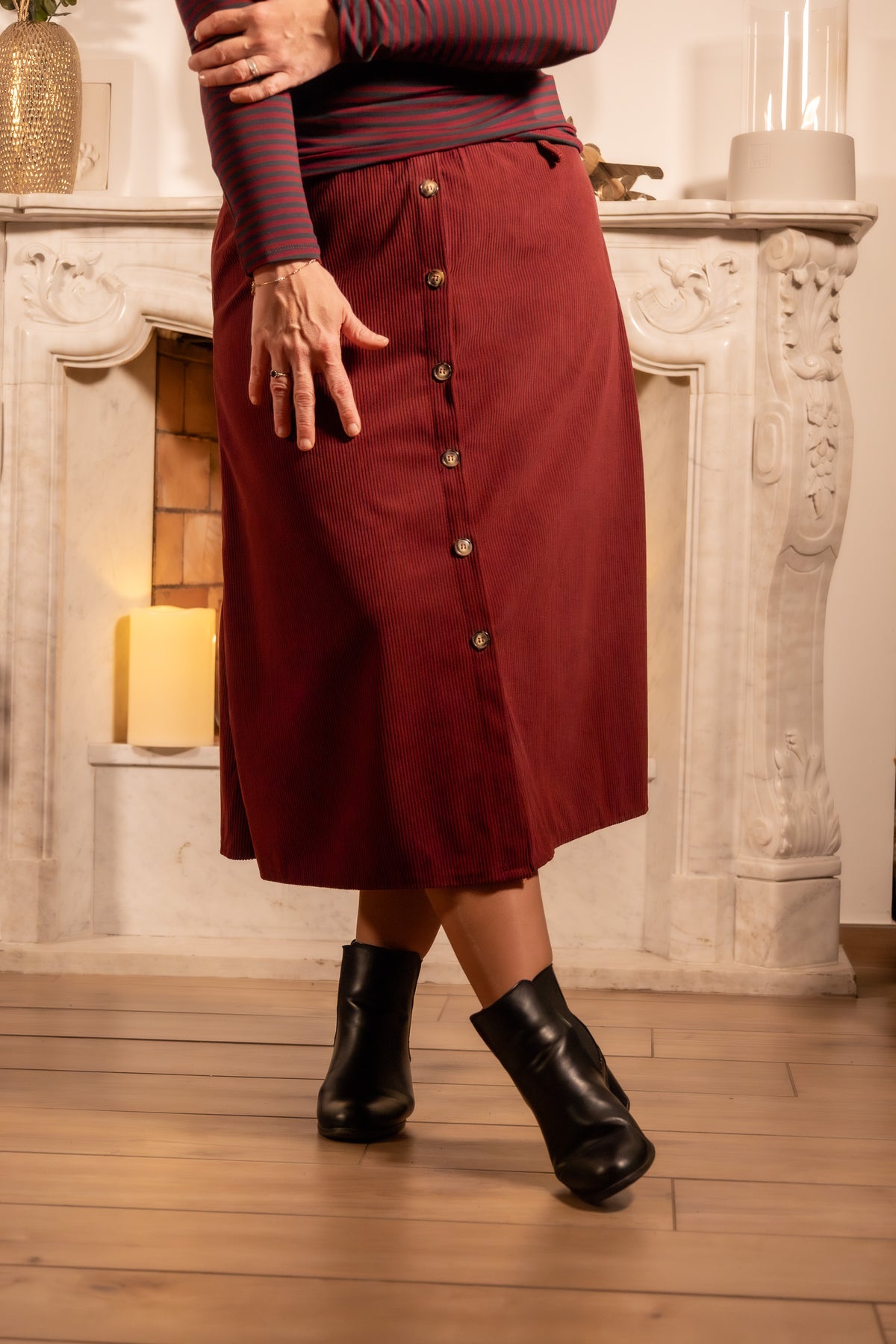 She & Me Dolci Giorni Liora rok bordeaux corduroy met knopen en riem – Cosy & Chill collectie – damesmode Duffel