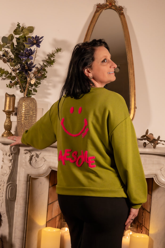 She & Me Dolci Giorni Awesome limegroene sweater met roze smiley & borduurwerk – Cosy & Chill collectie – damesmode Duffel