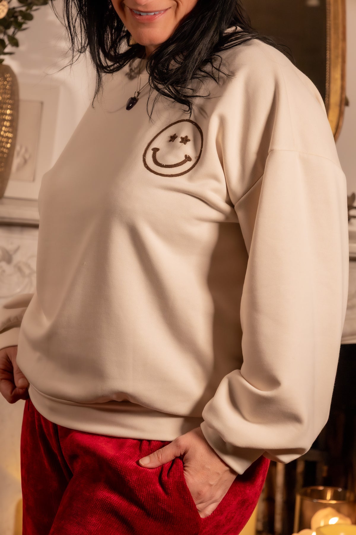 She & Me Dolci Giorni Sorriso beige sweater met geborduurde smiley – Cosy & Chill collectie – damesmode Duffel