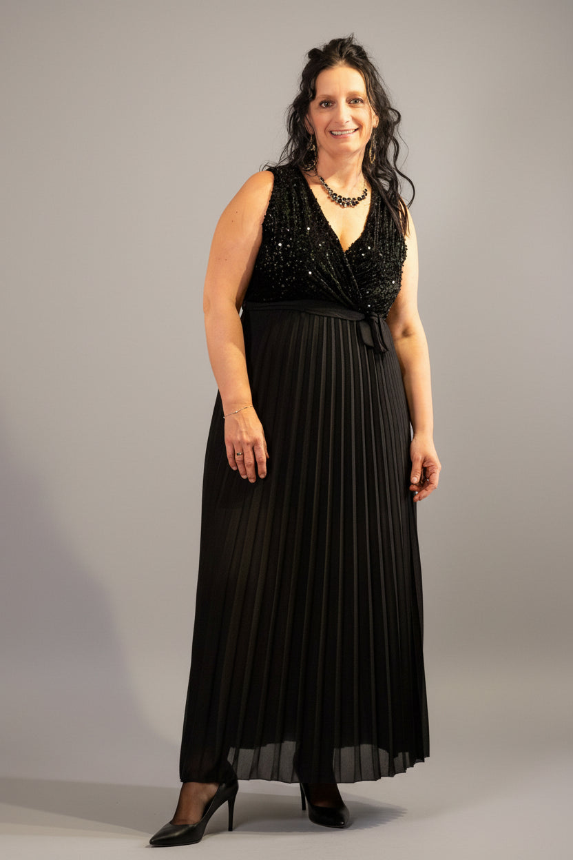 Zwarte avondjurk met pailletten, elegant en feestelijk, gedragen voor kerstdecoratie.