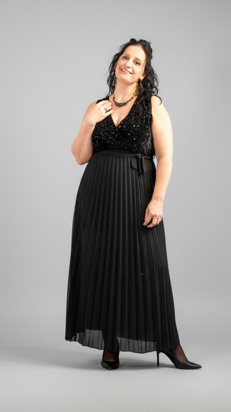 Zwarte avondjurk met pailletten, elegant en feestelijk, gedragen voor kerstdecoratie.