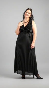 Zwarte avondjurk met pailletten, elegant en feestelijk, gedragen voor kerstdecoratie.