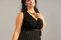 Zwarte avondjurk met pailletten, elegant en feestelijk, gedragen voor kerstdecoratie.